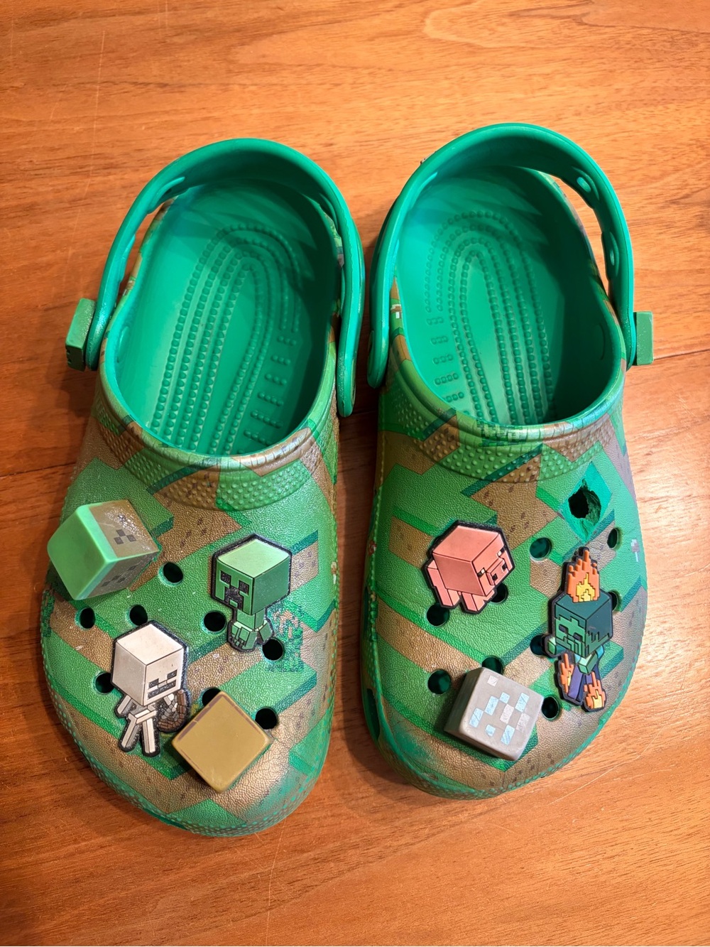 CROCS Kids Green Minecraft Charms Clogs